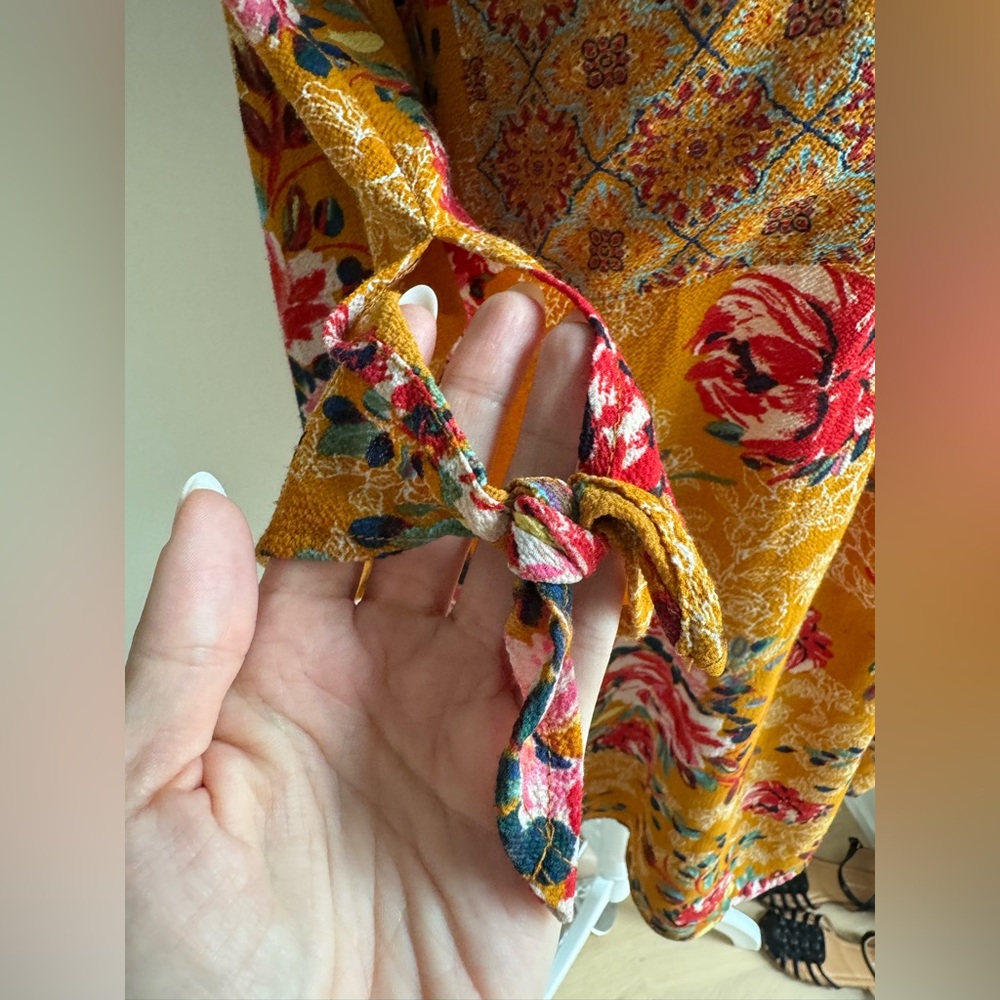 Fig & Flower Women's Gold with Red Floral Design Blouse Tunic Sz M Anthropologie - Picture 3 of 11